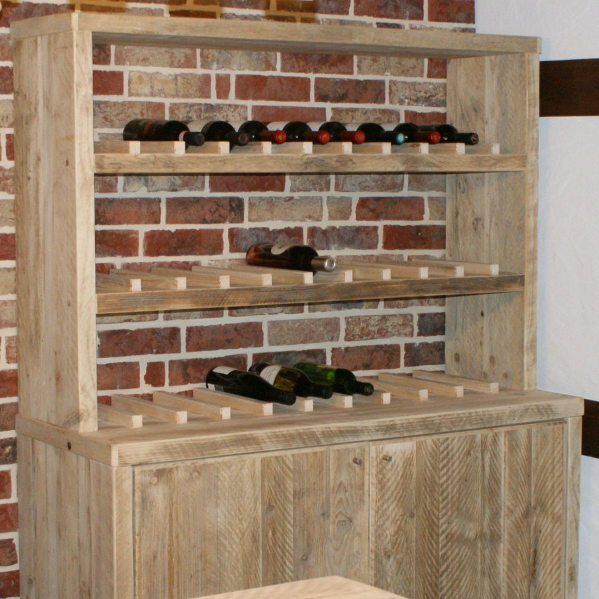 Bauholz Sideboard mit Aufsatzregal