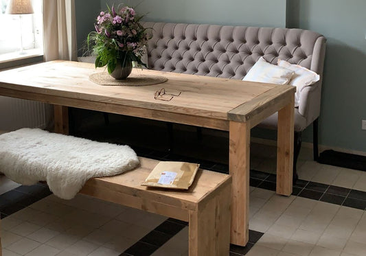 Bauholz Tisch, klassisch