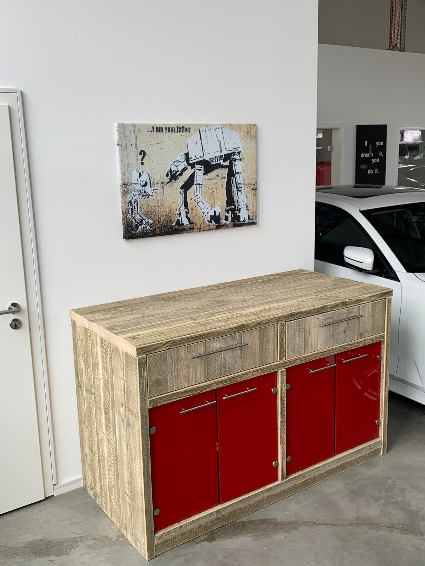 Bauholz Sideboard mit Glas-Schwenktüren