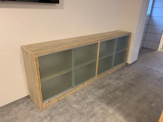 Bauholz Sideboard mit Glas-Schiebetüren