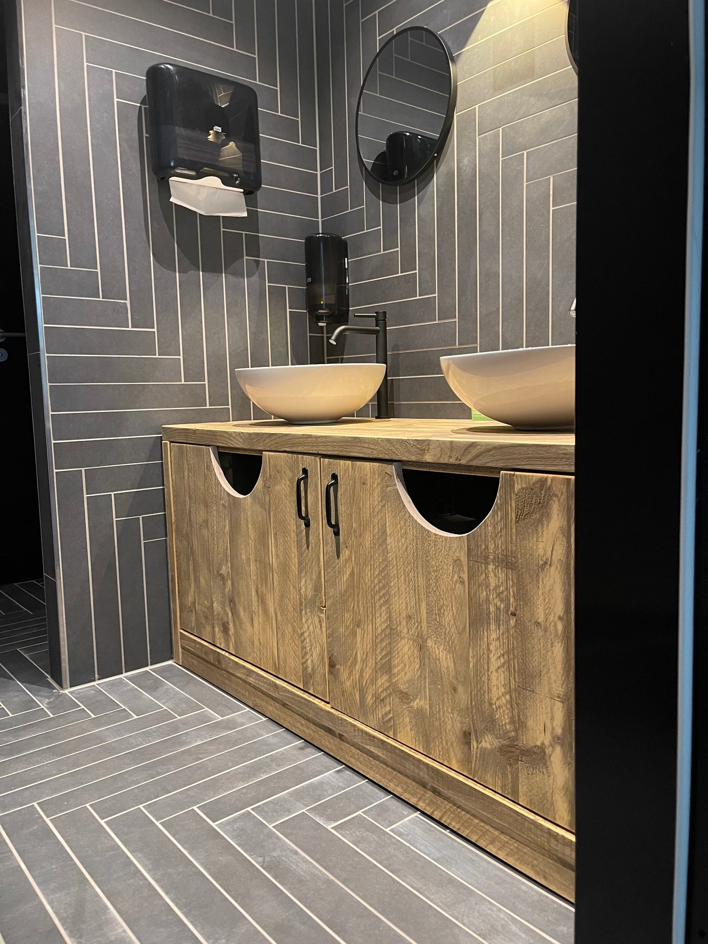 Bauholz Sideboard mit Schwenktüren