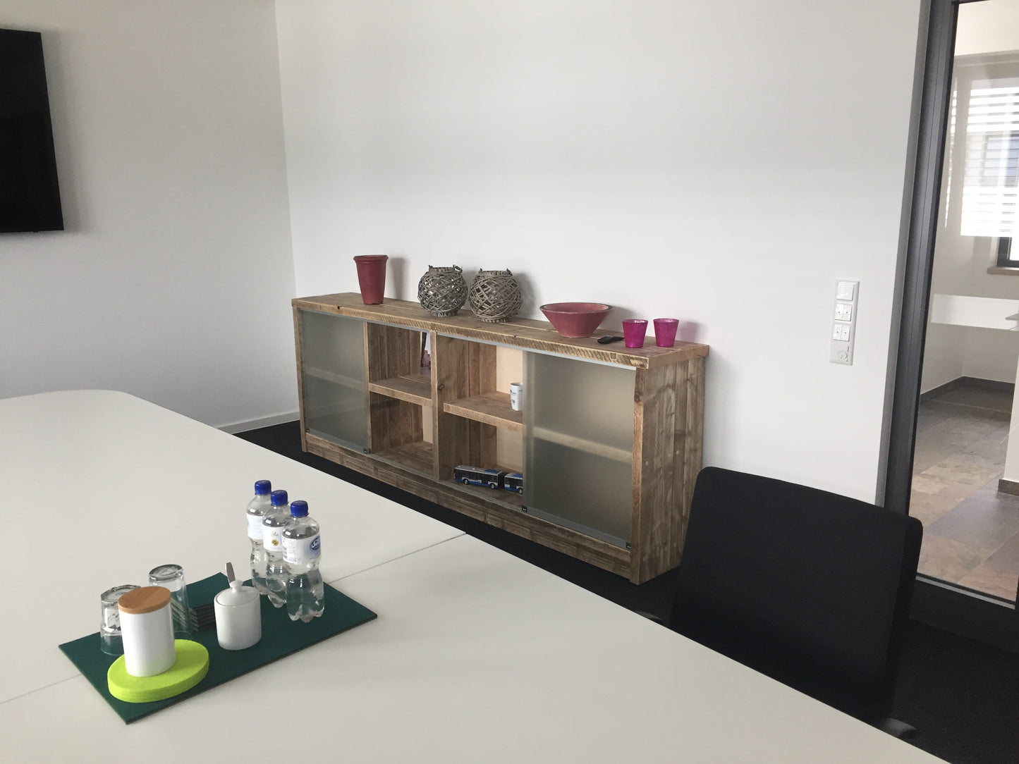 Bauholz Sideboard mit Glas-Schiebetüren